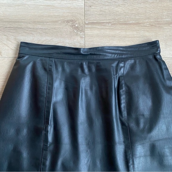Vintage Leather pencil skirt by Sterling Stall made in Canada - Picture 3 of 7